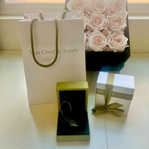 Authentic Van Cleef & Arpels
Necklace Suede Case, Ribbon, Tag & Shopping Bag